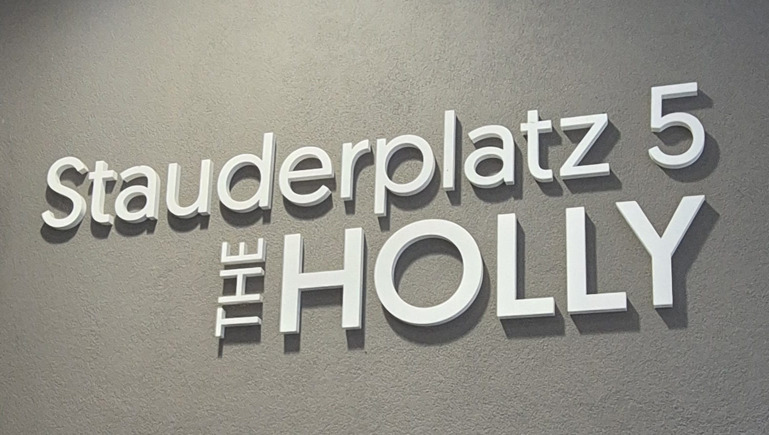 Eingang Stauderplatz 5 (The Holly)